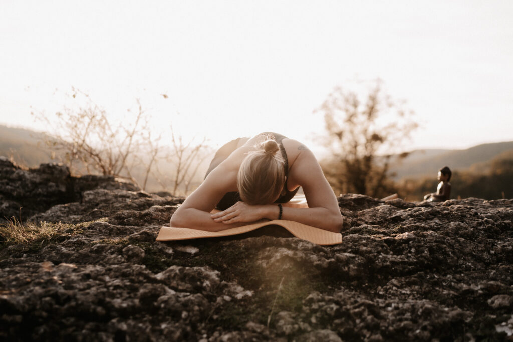 Yoga-brandingfotografie-breathinbreathout-ellertal-yogastockfoto-sichtbarwerden-yoga-business-yogalehrerin-yogastudio-yogaliebe-yoga-und-natur