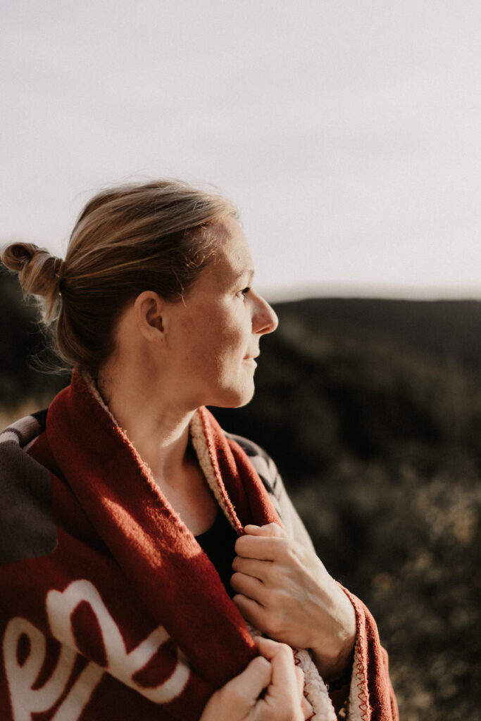 Yoga-brandingfotografie-breathinbreathout-ellertal-yogastockfoto-sichtbarwerden-yoga-business-yogalehrerin-yogastudio-yogaliebe-yoga-und-natur