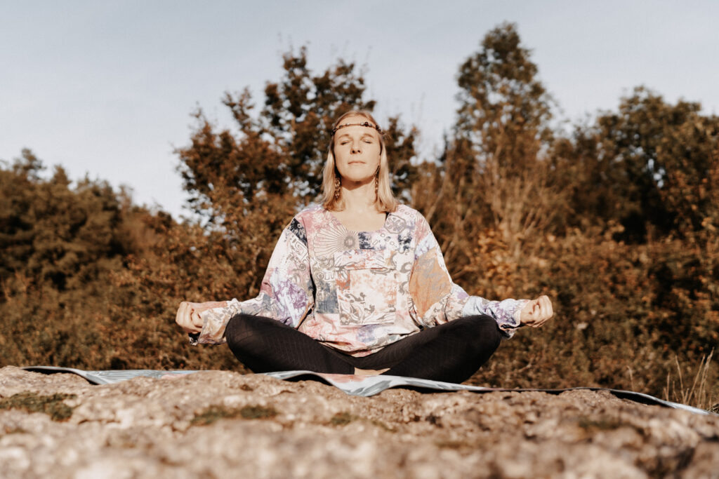 Yoga-brandingfotografie-breathinbreathout-ellertal-yogastockfoto-sichtbarwerden-yoga-business-yogalehrerin-yogastudio-yogaliebe-yoga-und-natur