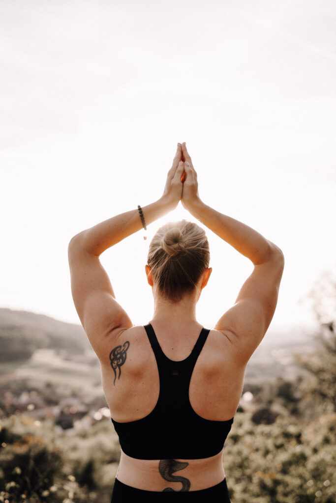 Yoga-brandingfotografie-breathinbreathout-ellertal-yogastockfoto-sichtbarwerden-yoga-business-yogalehrerin-yogastudio-yogaliebe-yoga-und-natur