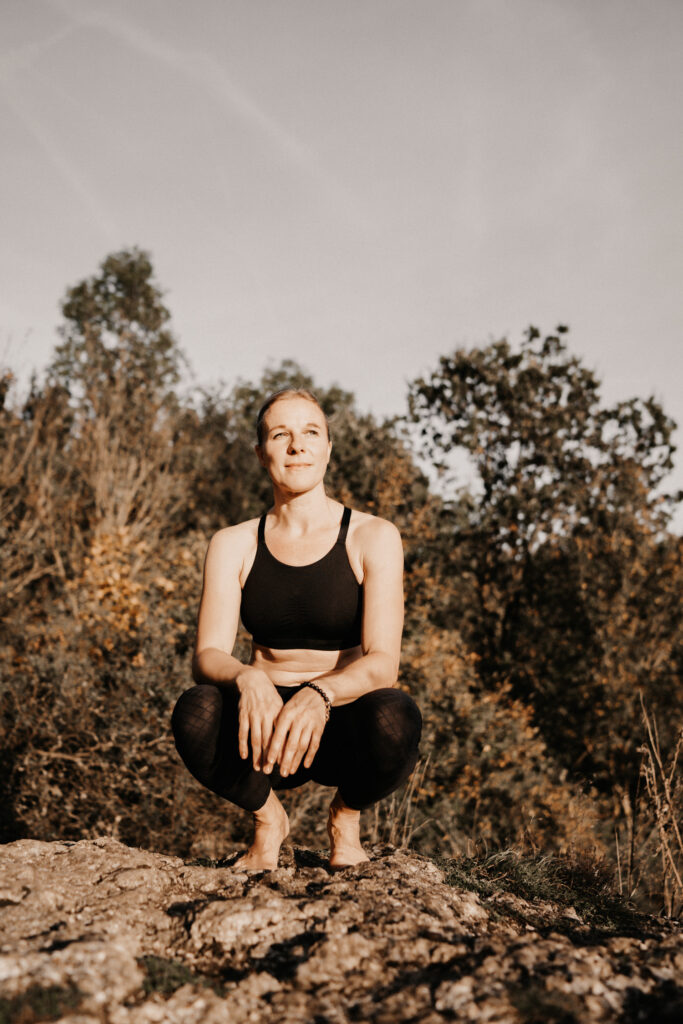 Yoga-brandingfotografie-breathinbreathout-ellertal-yogastockfoto-sichtbarwerden-yoga-business-yogalehrerin-yogastudio-yogaliebe-yoga-und-natur