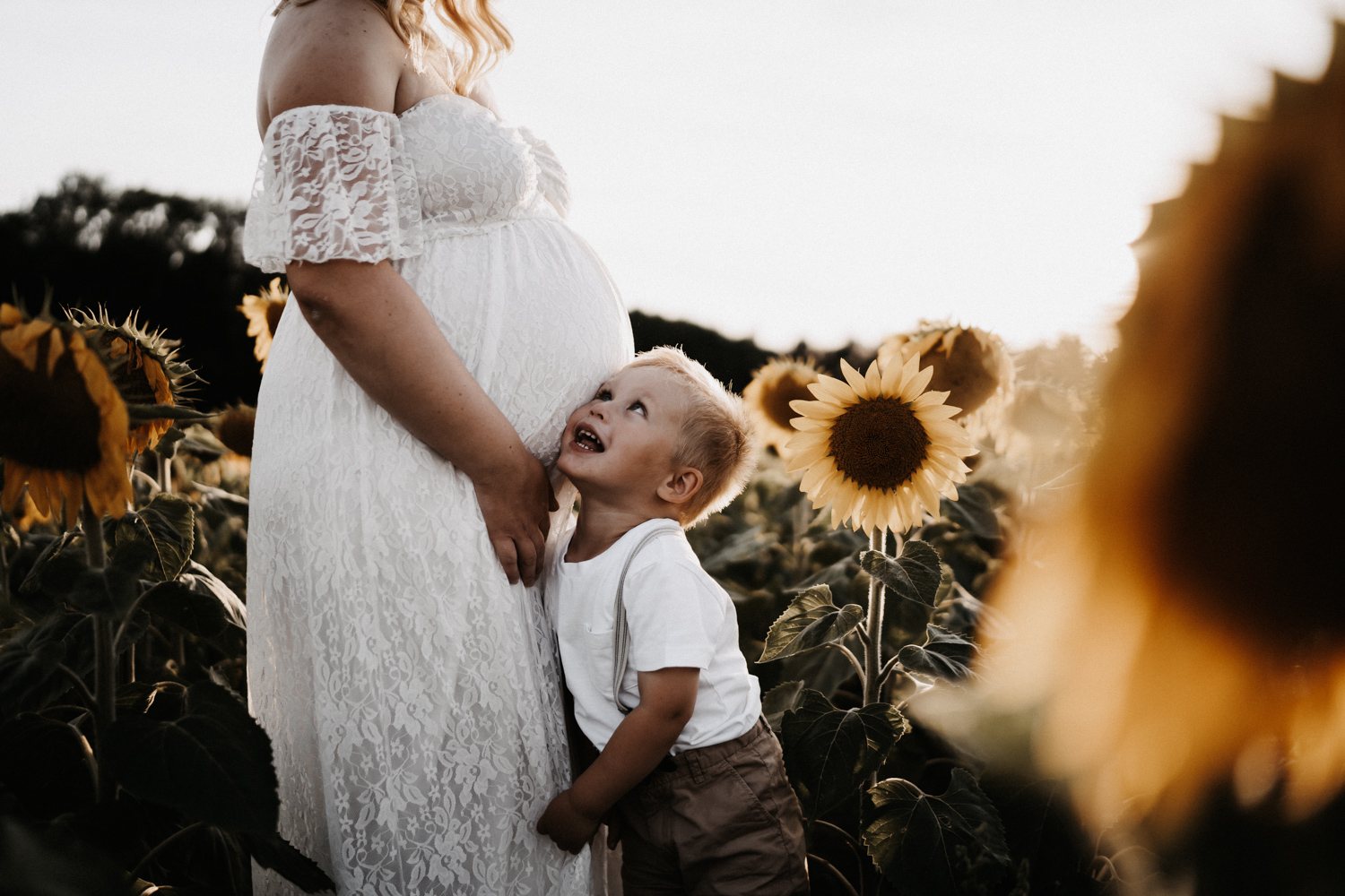 Babybauchshooting-Familienzuwachs-Familienshooting-Sonnenblumenfeld-Sonnenuntergang-baldzuviert_7