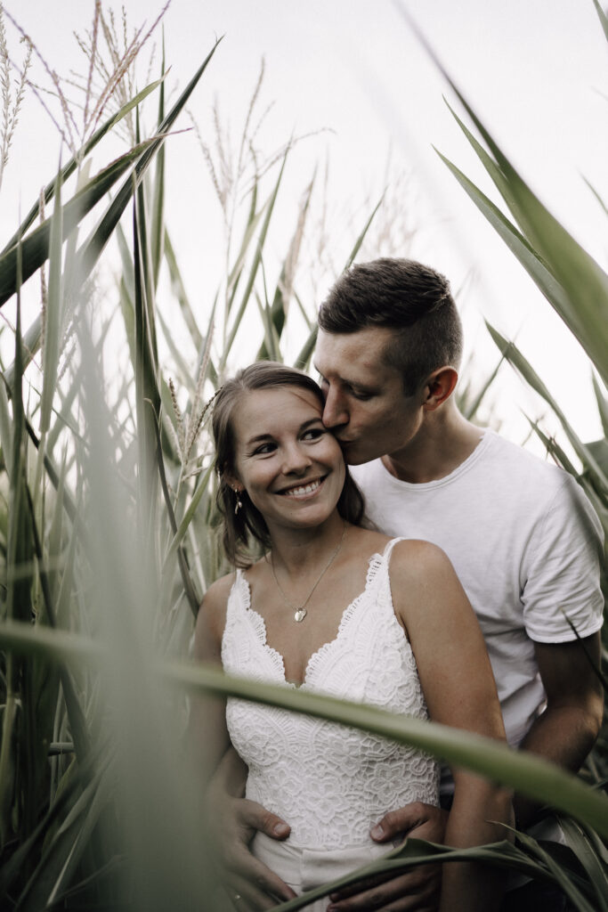 Paar, Paarfoto, Paarfotografie, Maisfeld, Liebe, Paarshooting, Coupleshooting, Maria Vetterlein, Fotografin, Fotografie, Bamberg, Hirschaid, Forchheim
