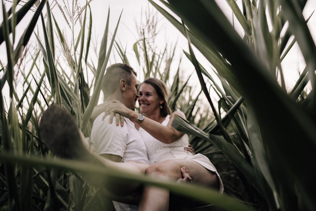 Paar, Paarfoto, Paarfotografie, Maisfeld, Liebe, Paarshooting, Coupleshooting, Maria Vetterlein, Fotografin, Fotografie, Bamberg, Hirschaid, Forchheim