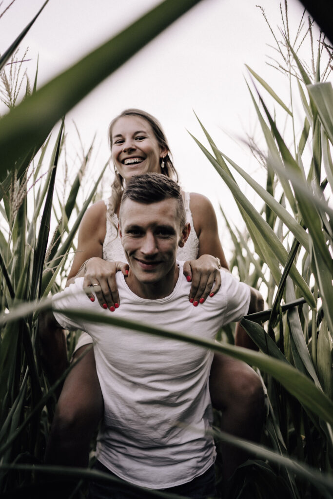 Paar, Paarfoto, Paarfotografie, Maisfeld, Liebe, Paarshooting, Coupleshooting, Maria Vetterlein, Fotografin, Fotografie, Bamberg, Hirschaid, Forchheim