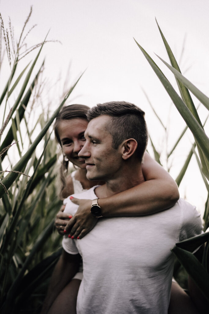 Paar, Paarfoto, Paarfotografie, Maisfeld, Liebe, Paarshooting, Coupleshooting, Maria Vetterlein, Fotografin, Fotografie, Bamberg, Hirschaid, Forchheim