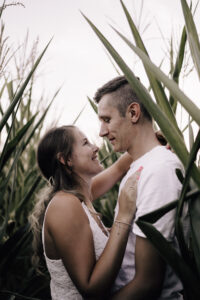 Paar, Paarfoto, Paarfotografie, Maisfeld, Liebe, Paarshooting, Coupleshooting, Maria Vetterlein, Fotografin, Fotografie, Bamberg, Hirschaid, Forchheim