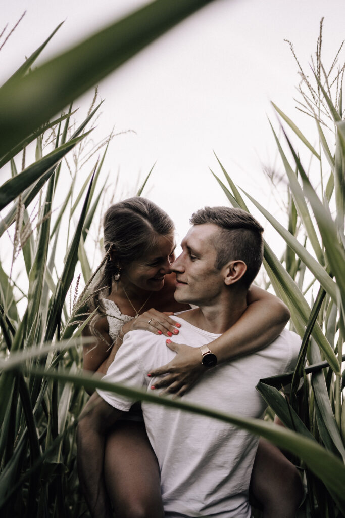 Paar, Paarfoto, Paarfotografie, Maisfeld, Liebe, Paarshooting, Coupleshooting, Maria Vetterlein, Fotografin, Fotografie, Bamberg, Hirschaid, Forchheim