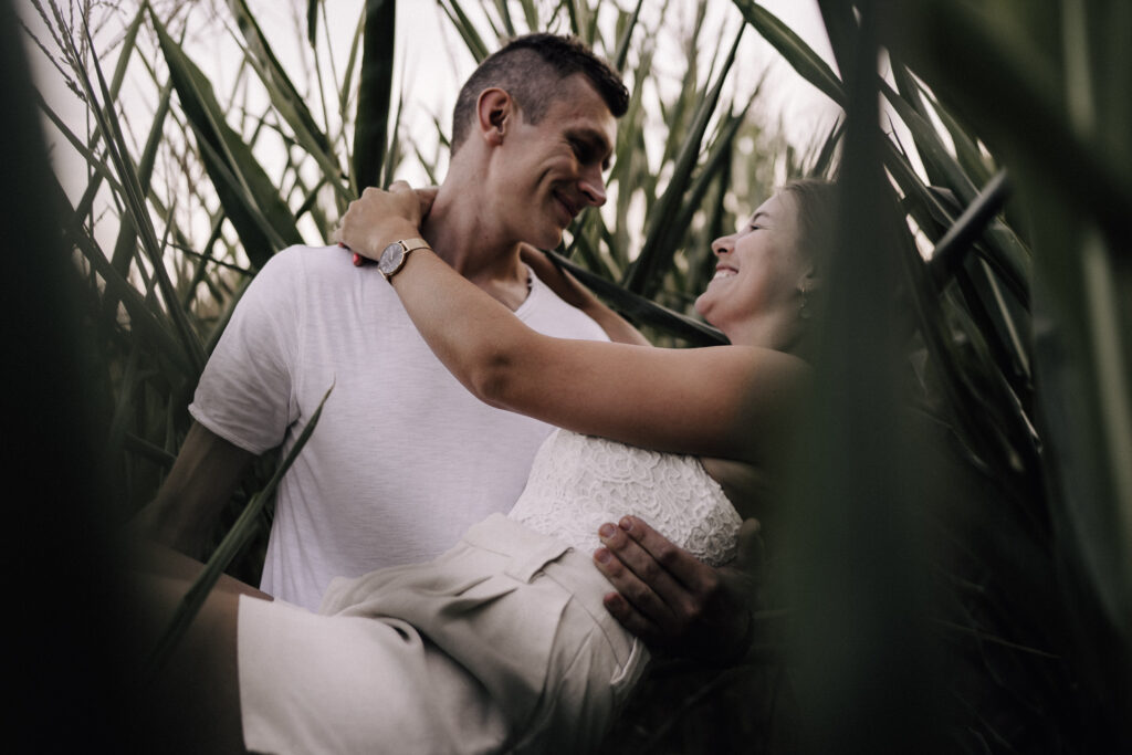 Paar, Paarfoto, Paarfotografie, Maisfeld, Liebe, Paarshooting, Coupleshooting, Maria Vetterlein, Fotografin, Fotografie, Bamberg, Hirschaid, Forchheim