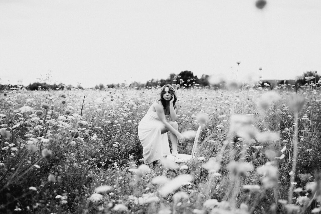 Portraitshooting-Blütenmeer-weiß-Portraitbilder-Frauenportrait-Outdoorshooting-natürliche Fotografie