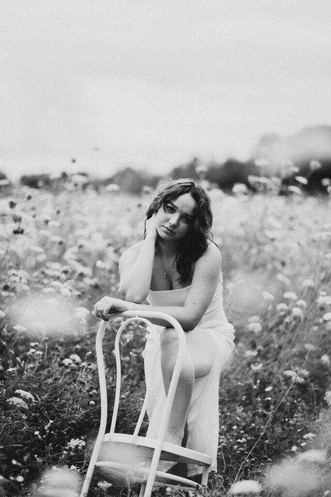 Portraitshooting-Blütenmeer-weiß-Portraitbilder-Frauenportrait-Outdoorshooting-natürliche Fotografie