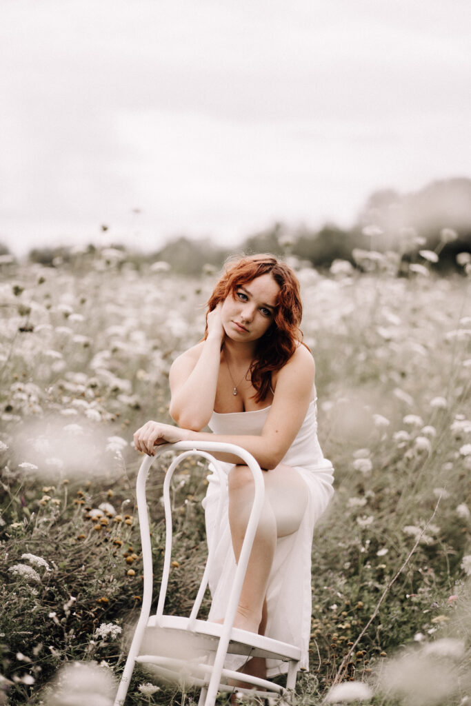 Portraitshooting-Blütenmeer-weiß-Portraitbilder-Frauenportrait-Outdoorshooting-natürliche Fotografie