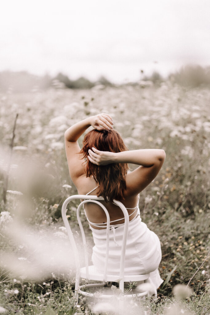Portraitshooting-Blütenmeer-weiß-Portraitbilder-Frauenportrait-Outdoorshooting-natürliche Fotografie