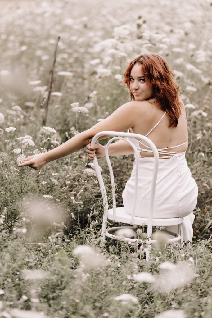 Portraitshooting-Blütenmeer-weiß-Portraitbilder-Frauenportrait-Outdoorshooting-natürliche Fotografie