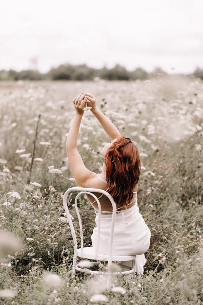 Portraitshooting-Blütenmeer-weiß-Portraitbilder-Frauenportrait-Outdoorshooting-natürliche Fotografie