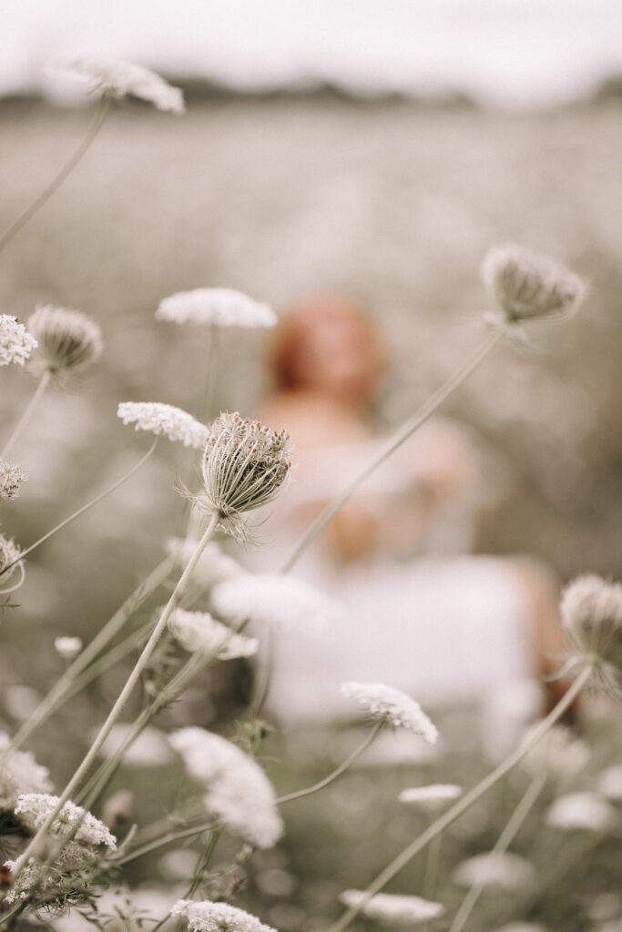 Portraitshooting-Blütenmeer-weiß-Portraitbilder-Frauenportrait-Outdoorshooting-natürliche Fotografie