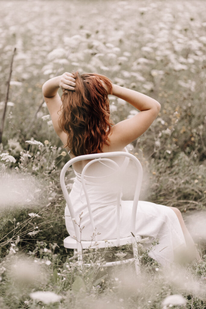 Portraitshooting-Blütenmeer-weiß-Portraitbilder-Frauenportrait-Outdoorshooting-natürliche Fotografie