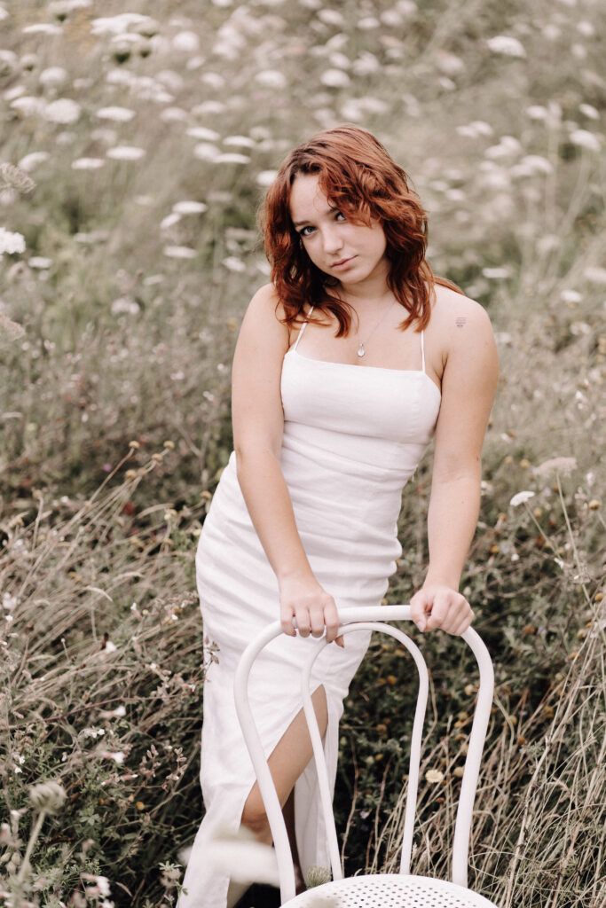 Portraitshooting-Blütenmeer-weiß-Portraitbilder-Frauenportrait-Outdoorshooting-natürliche Fotografie