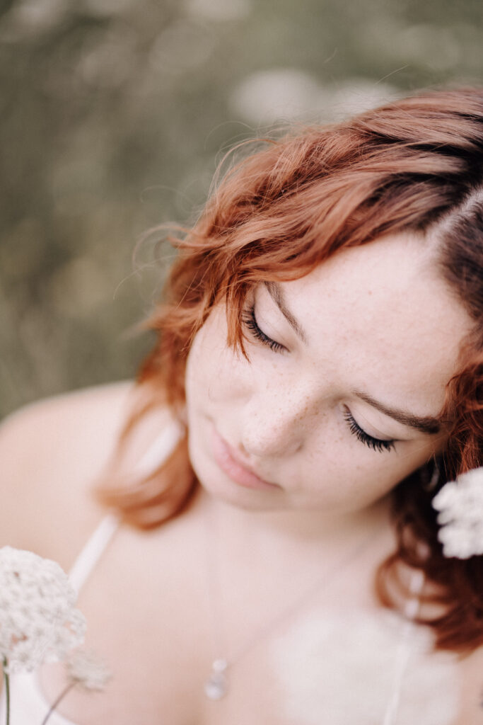 Portraitshooting-Blütenmeer-weiß-Portraitbilder-Frauenportrait-Outdoorshooting-natürliche Fotografie