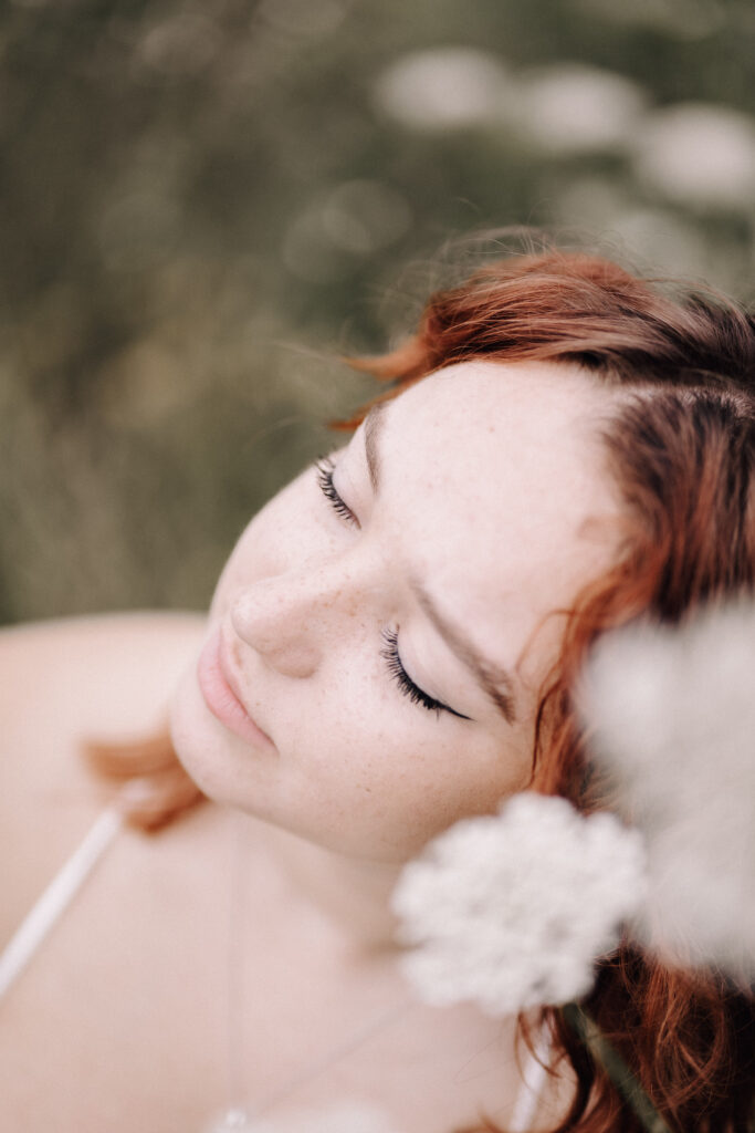 Portraitshooting-Blütenmeer-weiß-Portraitbilder-Frauenportrait-Outdoorshooting-natürliche Fotografie