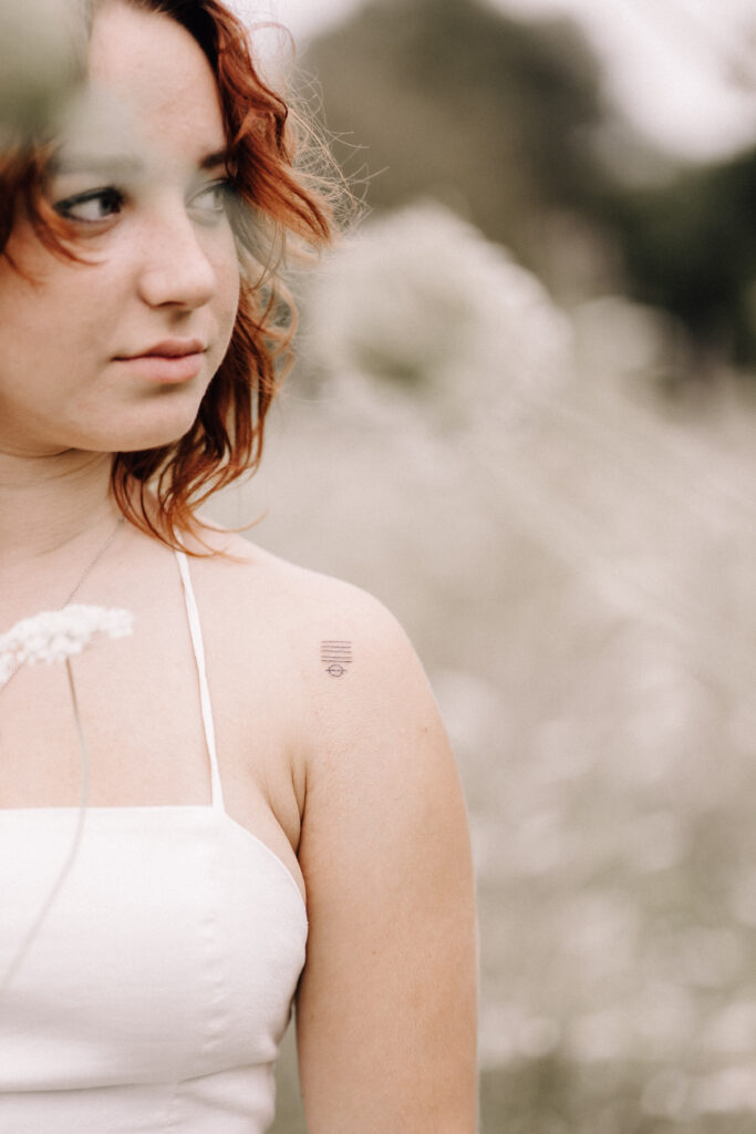 Portraitshooting-Blütenmeer-weiß-Portraitbilder-Frauenportrait-Outdoorshooting-natürliche Fotografie