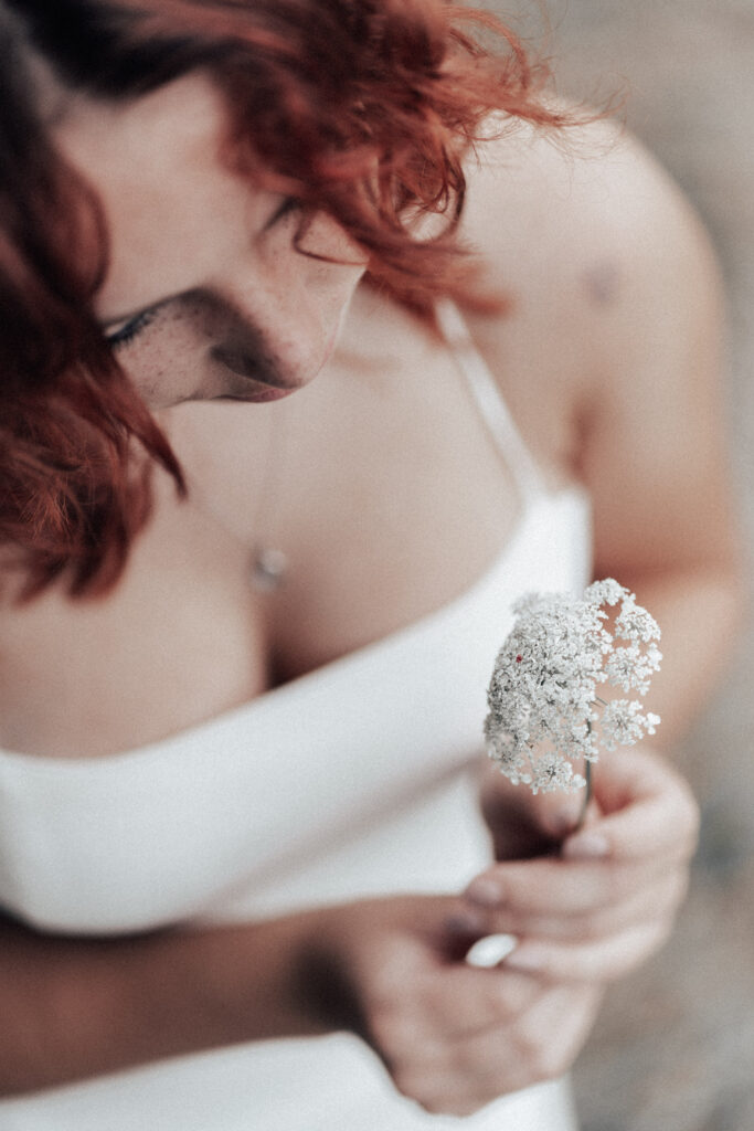 Portraitshooting-Blütenmeer-weiß-Portraitbilder-Frauenportrait-Outdoorshooting-natürliche Fotografie