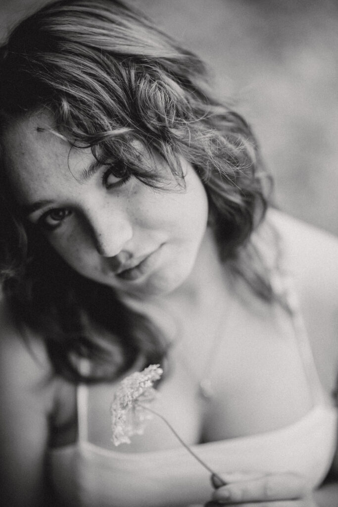 Portraitshooting-Blütenmeer-weiß-Portraitbilder-Frauenportrait-Outdoorshooting-natürliche Fotografie