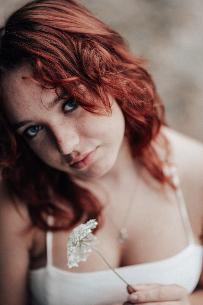 Portraitshooting-Blütenmeer-weiß-Portraitbilder-Frauenportrait-Outdoorshooting-natürliche Fotografie