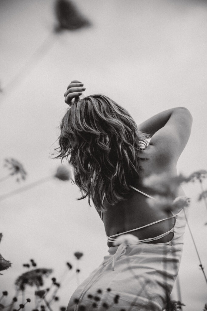 Portraitshooting-Blütenmeer-weiß-Portraitbilder-Frauenportrait-Outdoorshooting-natürliche Fotografie