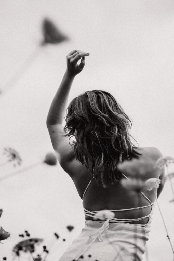 Portraitshooting-Blütenmeer-weiß-Portraitbilder-Frauenportrait-Outdoorshooting-natürliche Fotografie