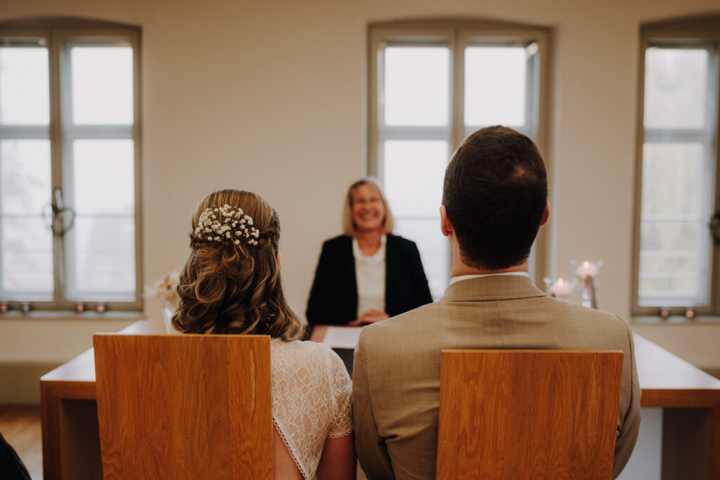 Hochzeitsreportage, standesamtliche Hochzeit, Winterhochezeit, Schloss Sassanfahrt, Bohowedding, Brautpaarfotos