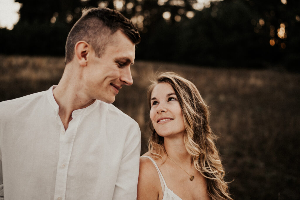 Paarshooting, Paarfotos, Abendstimmung, Sommer, Spätsommerwiese, Paarfotos, Liebe, romantisches Fotoshooting, Hirschaid, Bamberg