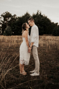 Paarshooting, Paarfotos, Abendstimmung, Sommer, Spätsommerwiese, Paarfotos, Liebe, romantisches Fotoshooting, Hirschaid, Bamberg