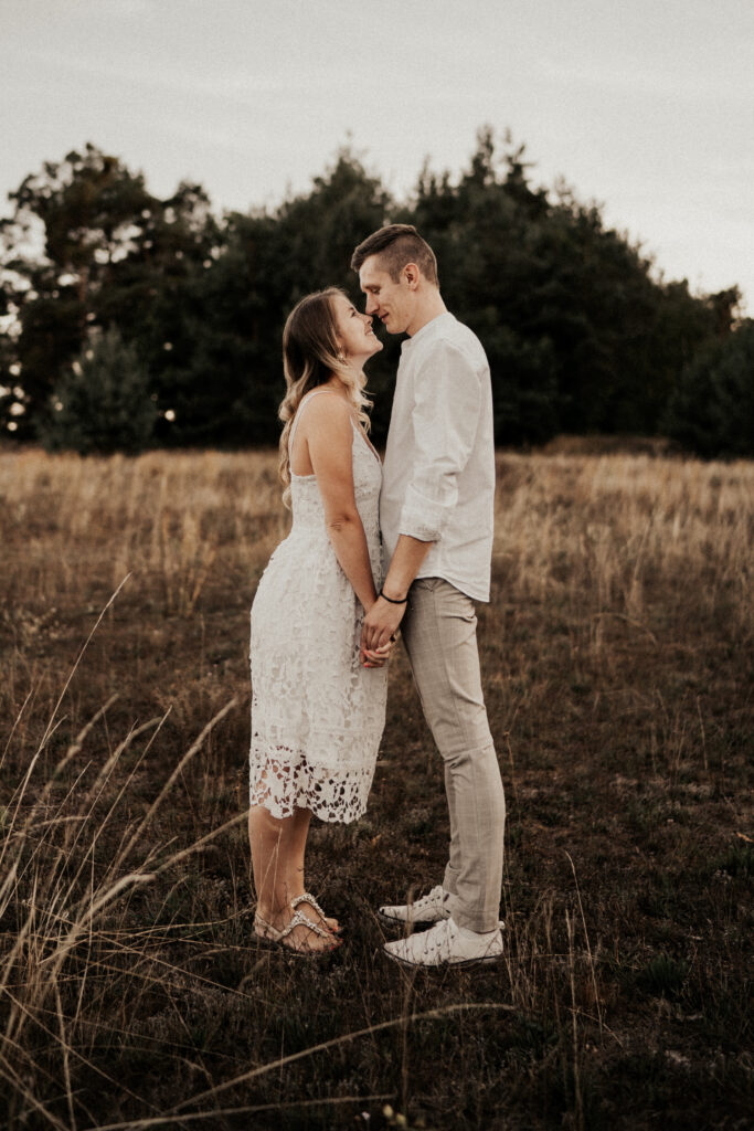 Paarshooting, Paarfotos, Abendstimmung, Sommer, Spätsommerwiese, Paarfotos, Liebe, romantisches Fotoshooting, Hirschaid, Bamberg