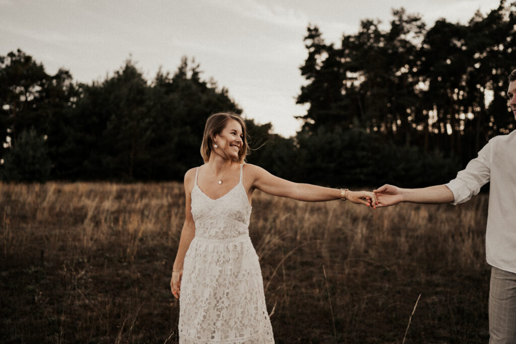 Paarshooting, Paarfotos, Abendstimmung, Sommer, Spätsommerwiese, Paarfotos, Liebe, romantisches Fotoshooting, Hirschaid, Bamberg