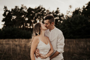 Paarshooting, Paarfotos, Abendstimmung, Sommer, Spätsommerwiese, Paarfotos, Liebe, romantisches Fotoshooting, Hirschaid, Bamberg