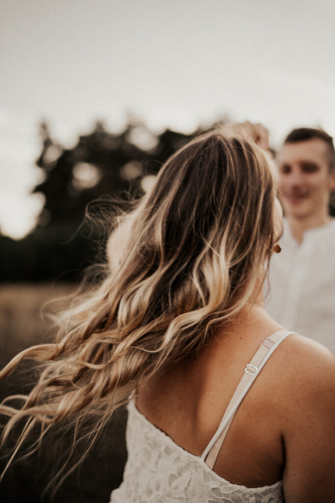 Paarshooting, Paarfotos, Abendstimmung, Sommer, Spätsommerwiese, Paarfotos, Liebe, romantisches Fotoshooting, Hirschaid, Bamberg