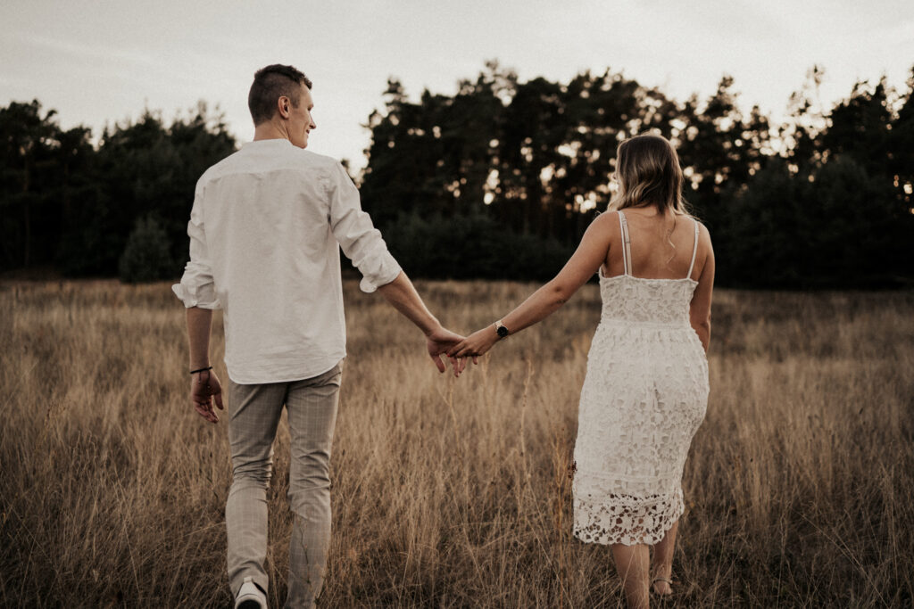 Paarshooting, Paarfotos, Abendstimmung, Sommer, Spätsommerwiese, Paarfotos, Liebe, romantisches Fotoshooting, Hirschaid, Bamberg