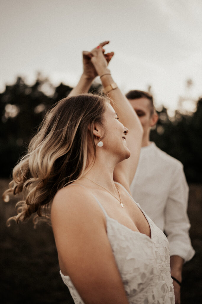 Paarshooting, Paarfotos, Abendstimmung, Sommer, Spätsommerwiese, Paarfotos, Liebe, romantisches Fotoshooting, Hirschaid, Bamberg