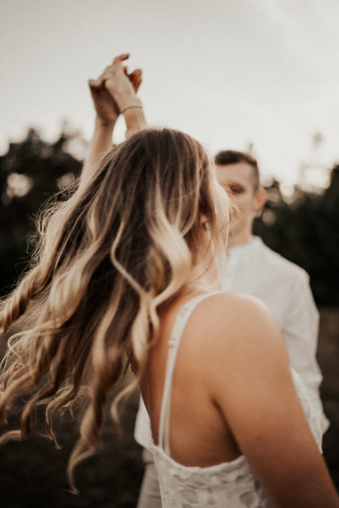 Paarshooting, Paarfotos, Abendstimmung, Sommer, Spätsommerwiese, Paarfotos, Liebe, romantisches Fotoshooting, Hirschaid, Bamberg