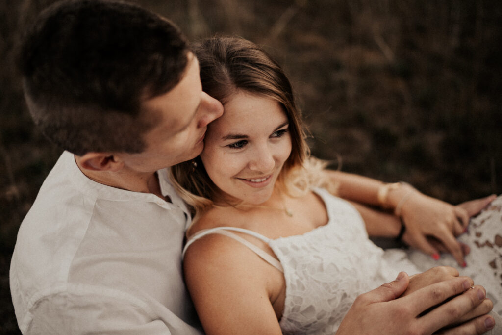 Paarshooting, Paarfotos, Abendstimmung, Sommer, Spätsommerwiese, Paarfotos, Liebe, romantisches Fotoshooting, Hirschaid, Bamberg