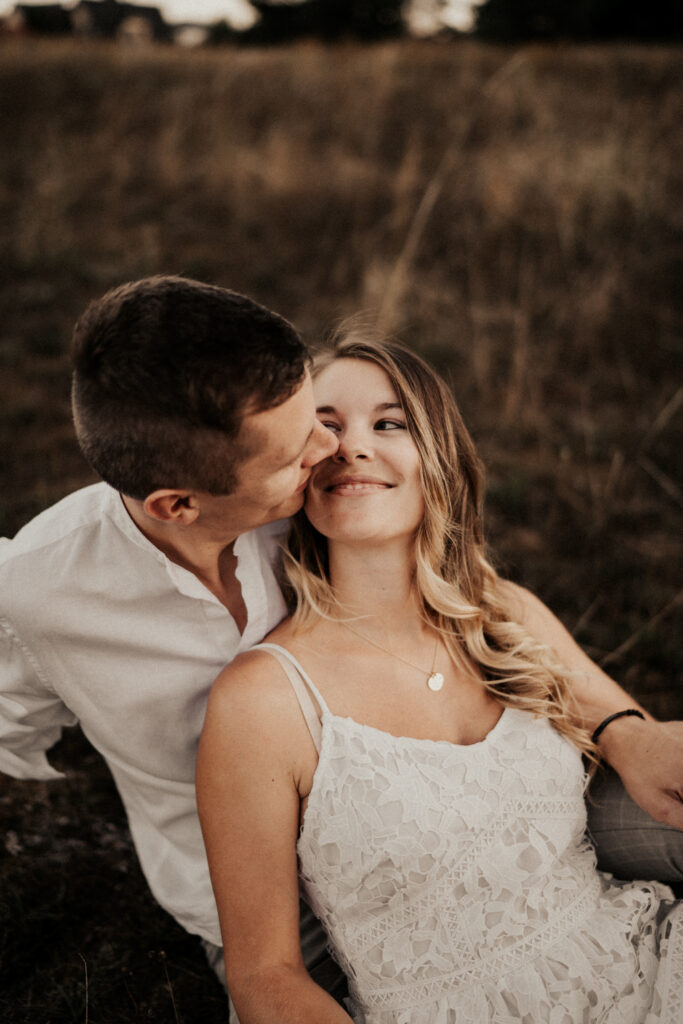 Paarshooting, Paarfotos, Abendstimmung, Sommer, Spätsommerwiese, Paarfotos, Liebe, romantisches Fotoshooting, Hirschaid, Bamberg