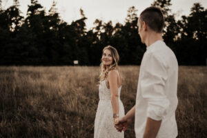 Paarshooting, Paarfotos, Abendstimmung, Sommer, Spätsommerwiese, Paarfotos, Liebe, romantisches Fotoshooting, Hirschaid, Bamberg