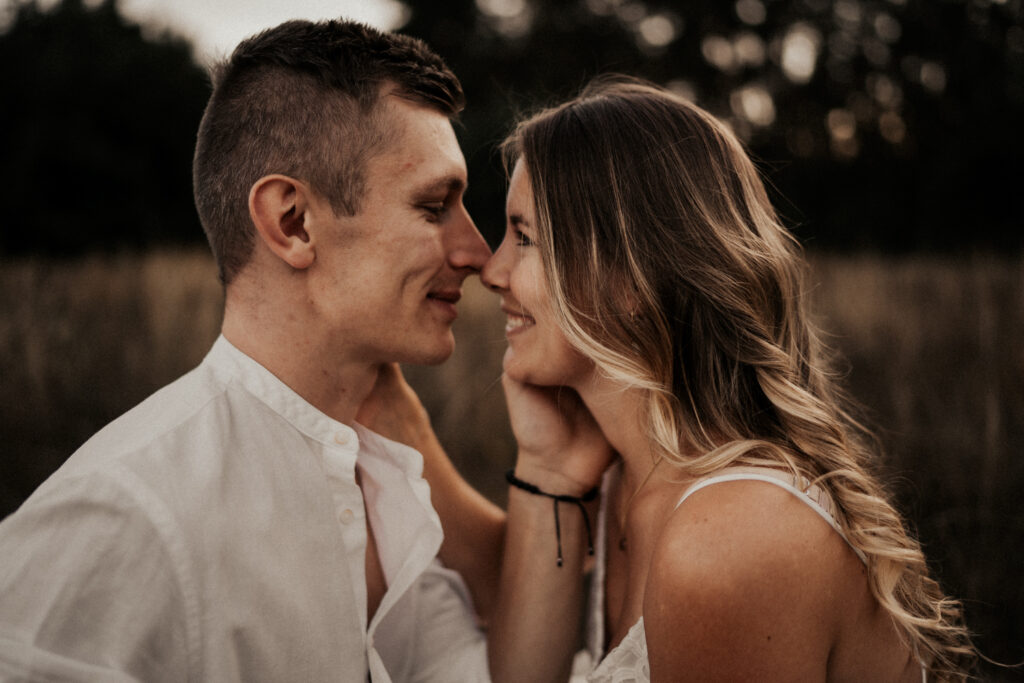 Paarshooting, Paarfotos, Abendstimmung, Sommer, Spätsommerwiese, Paarfotos, Liebe, romantisches Fotoshooting, Hirschaid, Bamberg