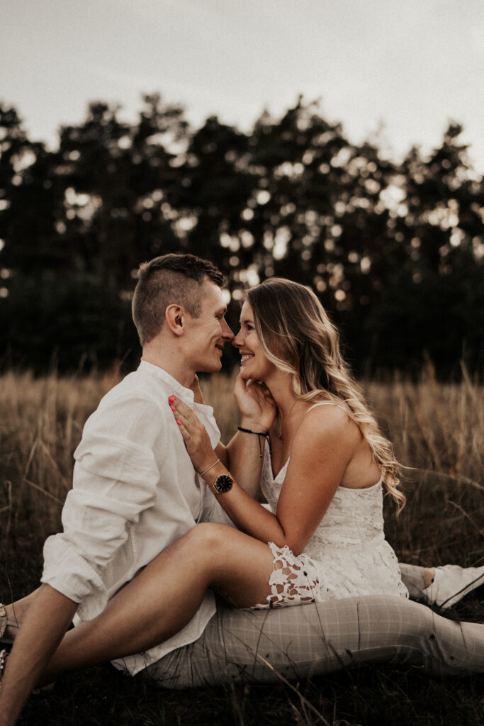 Paarshooting, Paarfotos, Abendstimmung, Sommer, Spätsommerwiese, Paarfotos, Liebe, romantisches Fotoshooting, Hirschaid, Bamberg