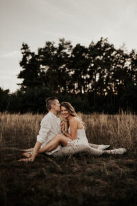 Paarshooting, Paarfotos, Abendstimmung, Sommer, Spätsommerwiese, Paarfotos, Liebe, romantisches Fotoshooting, Hirschaid, Bamberg