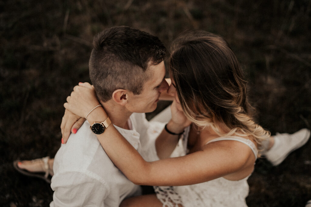 Paarshooting, Paarfotos, Abendstimmung, Sommer, Spätsommerwiese, Paarfotos, Liebe, romantisches Fotoshooting, Hirschaid, Bamberg