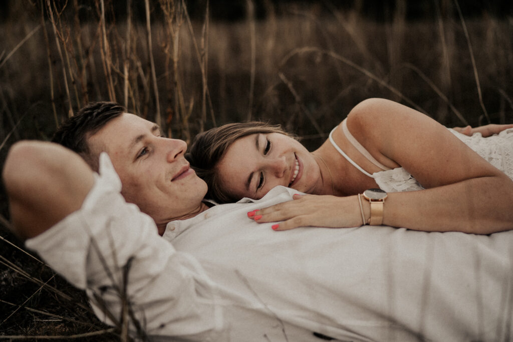 Paarshooting, Paarfotos, Abendstimmung, Sommer, Spätsommerwiese, Paarfotos, Liebe, romantisches Fotoshooting, Hirschaid, Bamberg
