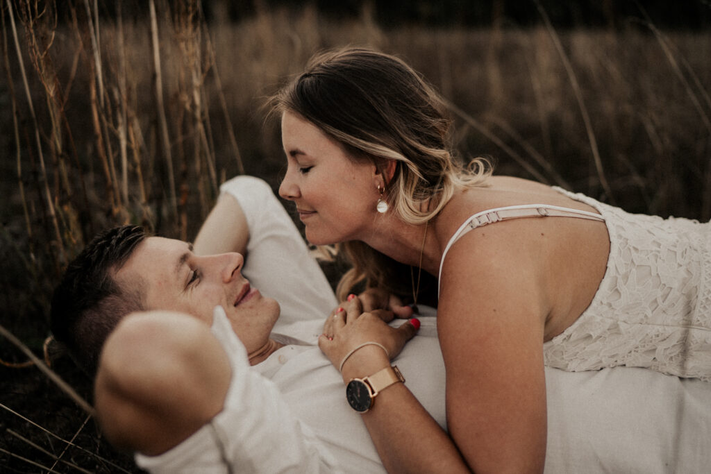 Paarshooting, Paarfotos, Abendstimmung, Sommer, Spätsommerwiese, Paarfotos, Liebe, romantisches Fotoshooting, Hirschaid, Bamberg