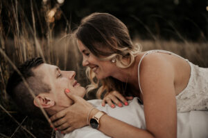 Paarshooting, Paarfotos, Abendstimmung, Sommer, Spätsommerwiese, Paarfotos, Liebe, romantisches Fotoshooting, Hirschaid, Bamberg